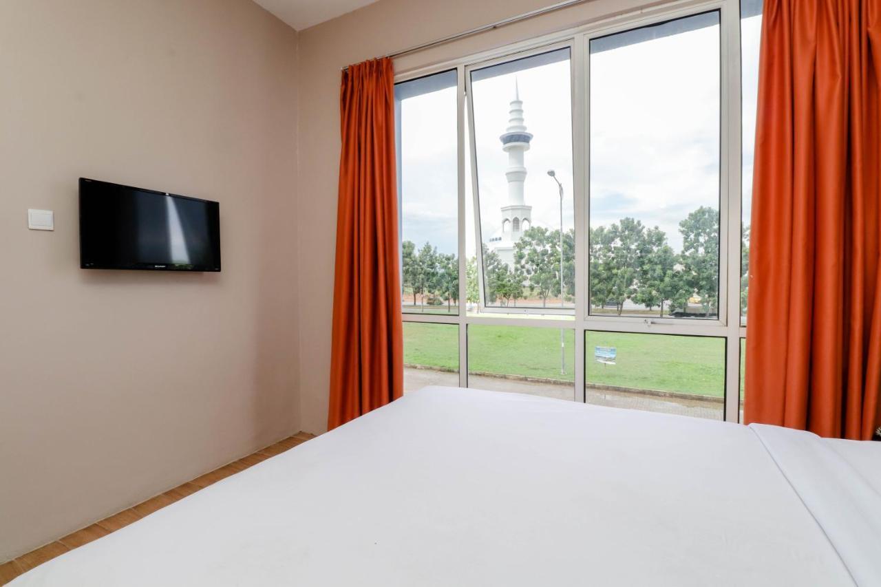 Blitz Hotel Batam Near Sultan Mahmud Ri'Ayat Shah Sekupang Kültér fotó