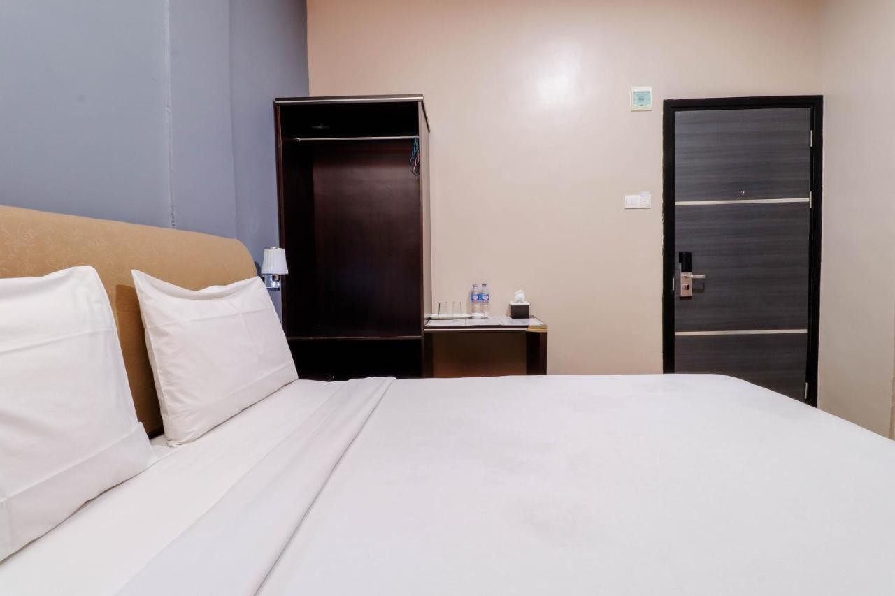 Blitz Hotel Batam Near Sultan Mahmud Ri'Ayat Shah Sekupang Kültér fotó