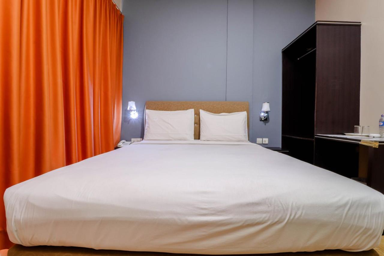 Blitz Hotel Batam Near Sultan Mahmud Ri'Ayat Shah Sekupang Kültér fotó