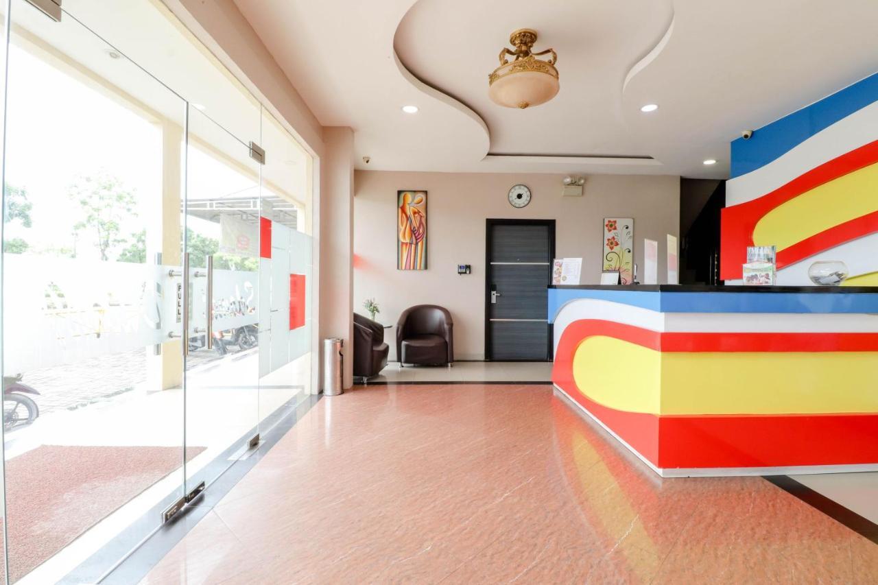 Blitz Hotel Batam Near Sultan Mahmud Ri'Ayat Shah Sekupang Kültér fotó