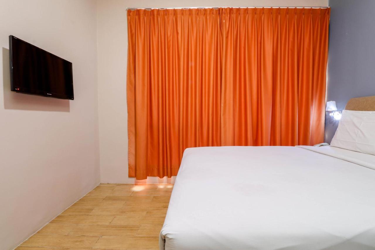 Blitz Hotel Batam Near Sultan Mahmud Ri'Ayat Shah Sekupang Kültér fotó