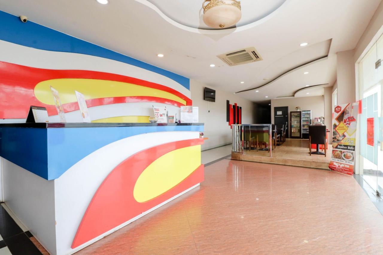 Blitz Hotel Batam Near Sultan Mahmud Ri'Ayat Shah Sekupang Kültér fotó