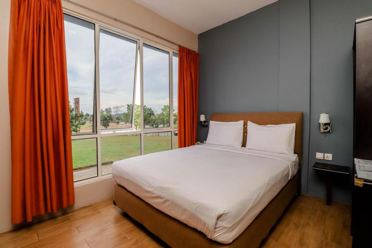 Blitz Hotel Batam Near Sultan Mahmud Ri'Ayat Shah Sekupang Kültér fotó